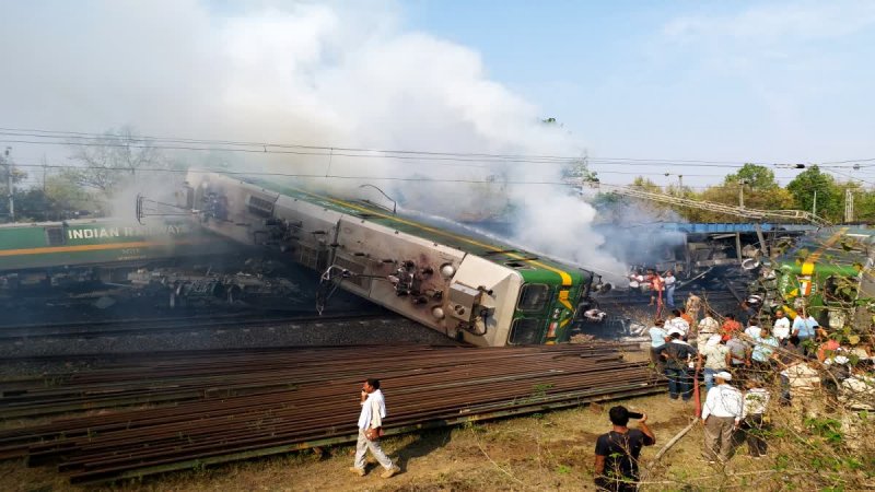 MP Train Accident: एमपी के सिंहपुर में भीषण रेल हादसा, दो मालगाड़ियां आपस में टकराईं, लोको पायलट की मौत