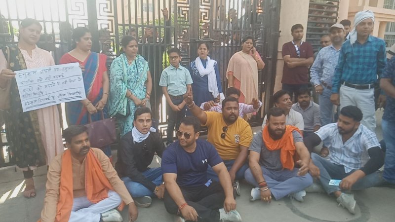 Hathras News: स्कूल में बुर्का पहना कर हिंदू बच्चों से फातिया नमाज का रियाज कराने का आरोप, परिजनों ने किया हंगामा