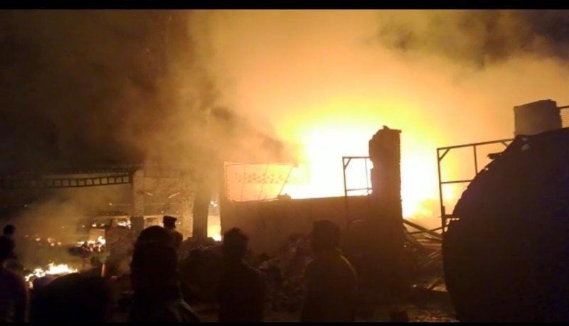 Kanpur News: धागा फ़ैक्ट्री में शार्ट सर्किट से लगी आग, मौके पर पहुंची दमकल की गाड़ियों ने पाया आग पर काबू