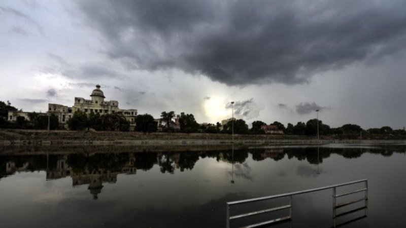 Lucknow Weather Today: सितम ढाती गर्मी से राहत ! लखनऊ में आज बादलों की आवाजाही, कई जिलों में बारिश-बिजली की चेतावनी