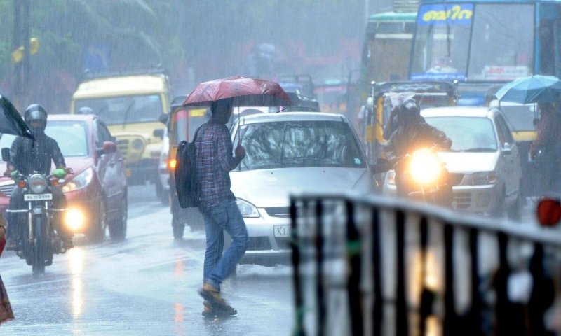 Weather Update: तपती गर्मी के बीच दिल्ली में बारिश से राहत, यूपी और बिहार समेत इन इलाकों में बारिश की संभावना