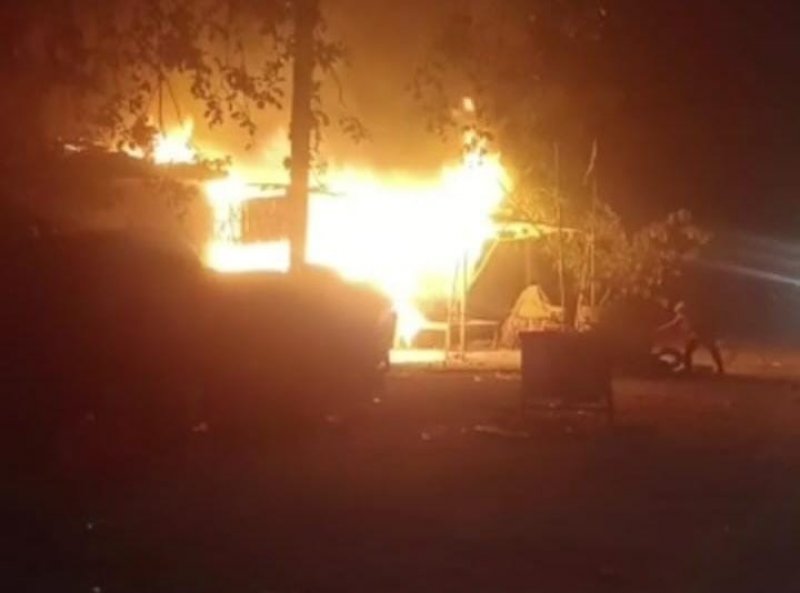 Hapur News: सिलेंडर फटने से दो दुकानों में लगी भीषण आग, लाखों का सामान जलकर हुआ खाक