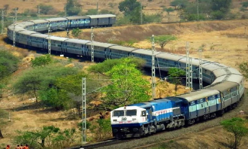 Delhi to Varanasi Train Ticket: दिल्ली से वाराणसी तक का सफर आसान करती हैं ये ट्रेन, जानिए टिकट प्राइस और टाइम