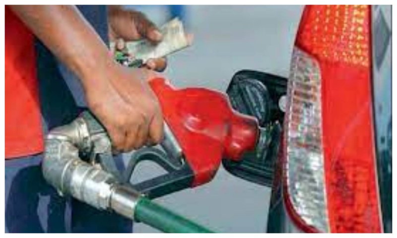 Lucknow Petrol Diesel Rate Today: लखनऊ में घटे पेट्रोल डीजल के दाम, जानें आपके शहर में क्या चल रहा भाव