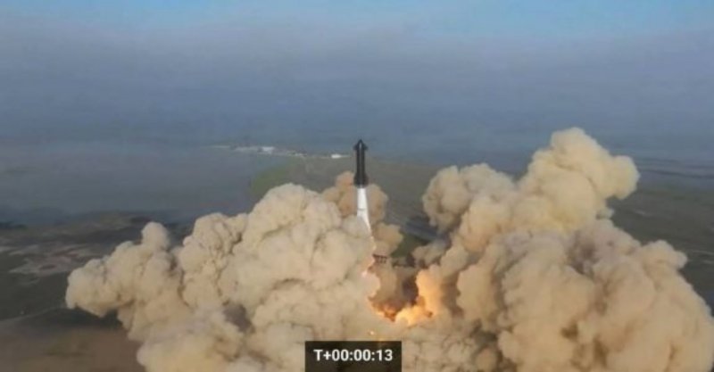 SpaceX Starship Explodes: दुनिया का सबसे बड़ा रॉकेट लॉन्च होते ही फटा, एलन मस्क के ड्रीम प्रोजेक्ट के उड़े चीथड़े