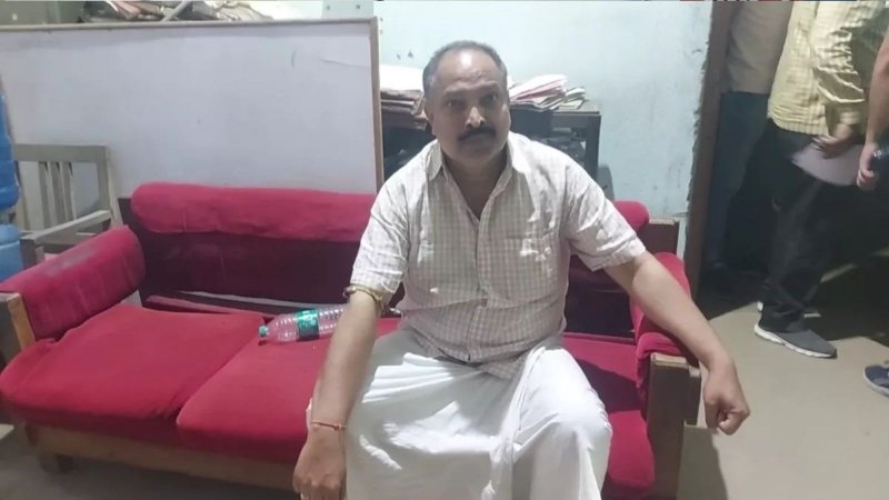 Bihar: हुलासगंज ब्लॉक प्रमुख सत्येंद्र सिंह गिरफ्तार, इनके रेस्ट हाउस में आपत्तिजनक हालत में मिले थे 23 लड़के-लड़कियां