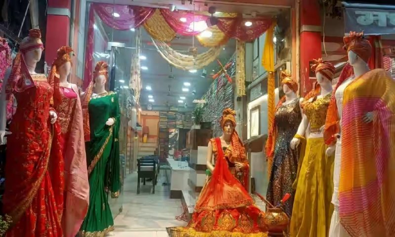 Famous Saree Shops In Mathura: मथुरा में फेमस हैं साड़ियों की ये दुकानें, जहां से शादी के लिए कर सकते हैं शॉपिंग
