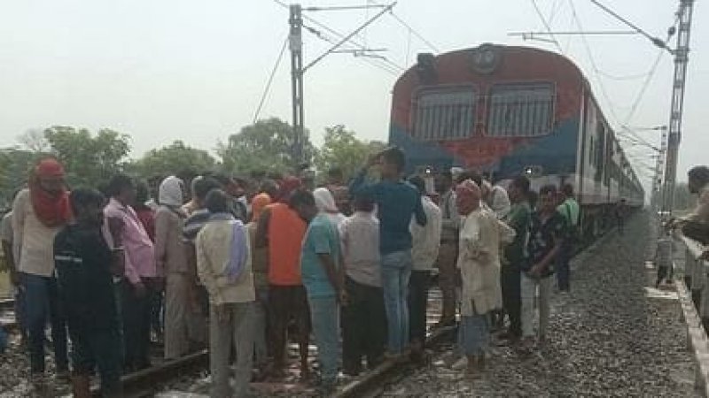 Jaunpur News: ग्रामीण जनों ने रेलवे ट्रैक पर प्रदर्शन कर रोकी ट्रेन और बन्द रास्ते को खोलने की उठाई मांग