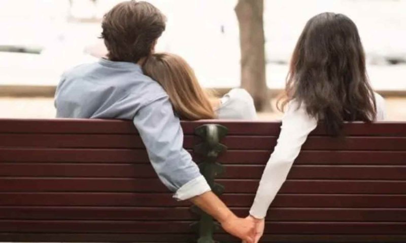Relationship Tips: 5 संकेत जो बताते हैं कि आपका पार्टनर किसी और को पसंद करने लगा है, कहीं आपको भी तो नहीं है उनपर शक?