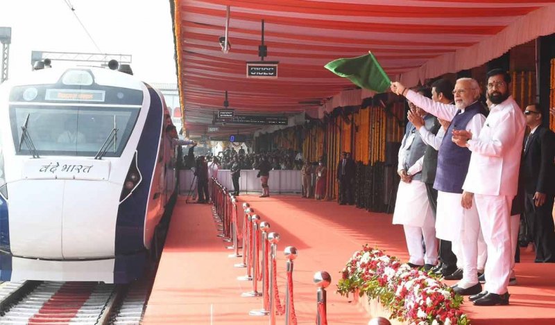 PM Narendra Modi in Kerala: पीएम मोदी ने केरल को पहली वंदे भारत ट्रेन और वाटर मेट्रो की दी सौगात