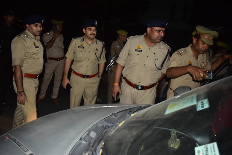 Aligarh News: पुलिस की गश्त के दौरान विधायक का फर्जी पास लगी 2 गाड़ियां की सीज
