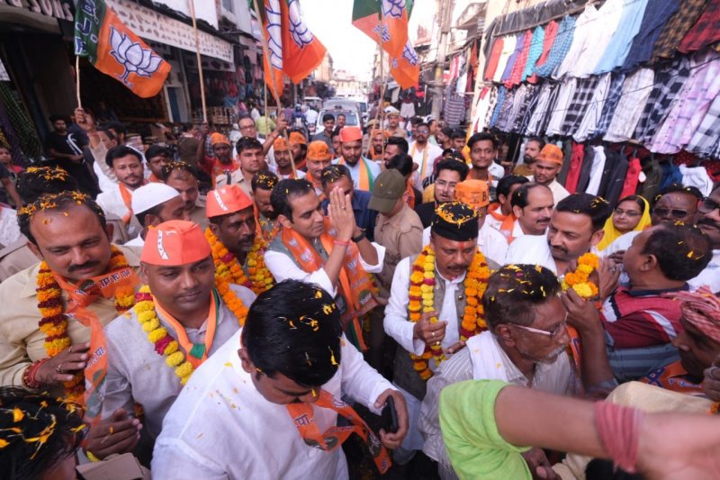 UP Nikay Chunav 2023: लखनऊ पहुंचे पंकज सिंह, प्रत्याशियों के लिए मांगा वोट