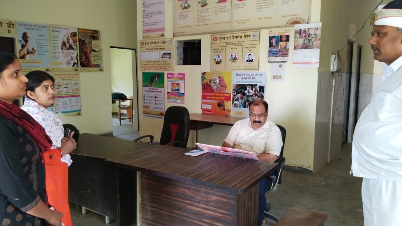 Lakhimpur Kheri News: सीएमओ को हेल्थ सेंटर के निर्माण में मिली अनियमितता, पीएचसी में अनुपस्थित मिले डॉक्टर