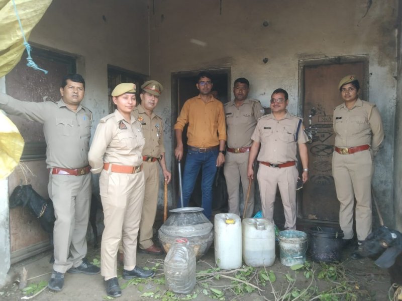 Lakhimpur Kheri News: नगर निकाय चुनाव के मद्देनजर प्रशासन ने शराब माफियाओं पर कसा शिकंजा, 17 अभियोग दर्ज