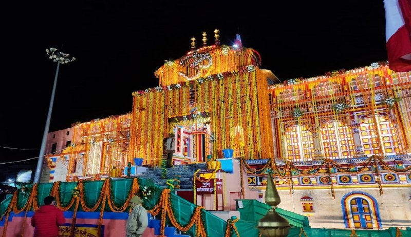 Badrinath Dham: जोरदार बर्फबारी के बीच खुले बद्रीनाथ धाम के कपाट, दर्शन के लिए भारी संख्या में पहुंचे श्रद्धालु