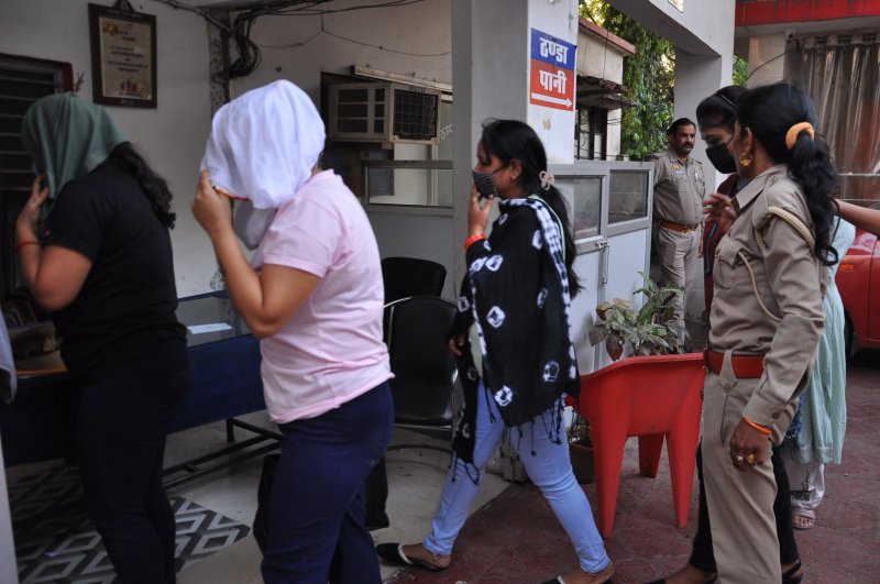 Kanpur News: स्पा सेंटर की आड़ में चल रहा था सेक्स रैकेट, मौके से पकड़े गये 11 पुरुष व 6 महिलाएं, आपत्तिजनक सामान बरामद