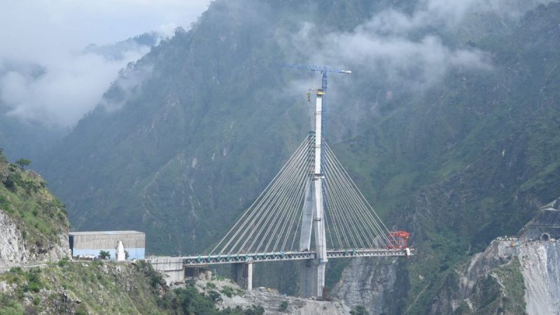 Cable Rail Bridge: जम्मू कश्मीर में देश का पहला रेल ब्रिज बनकर तैयार, 96 तार उठाएंगे ट्रेन का भार