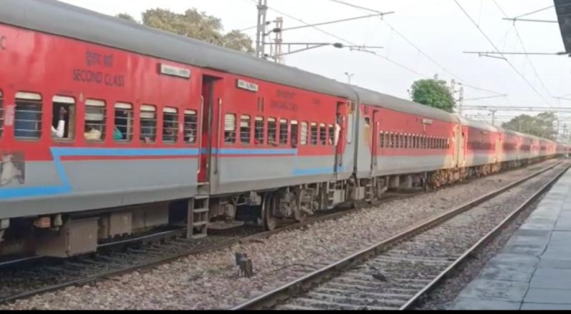 Hardoi News: चलती ट्रेन में अधेड़ को आया हार्ट अटैक, हुई मौत