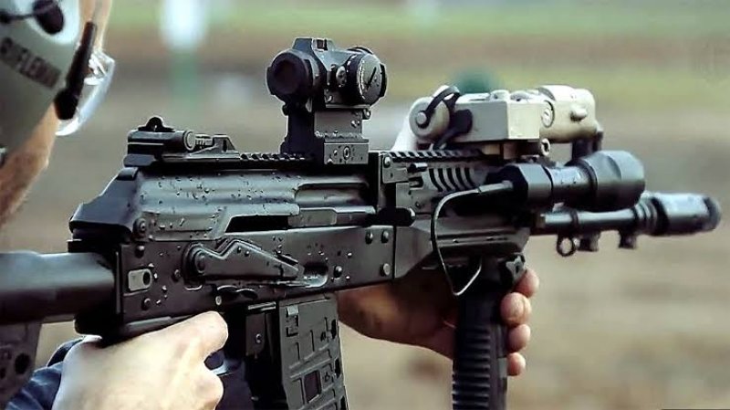 Uttar Pradesh News: यूपी के इस जिले में तैयार होती है AK-203, दुश्मनों के छक्के छुड़ाने वाली राइफल की ये बड़ी खासियत