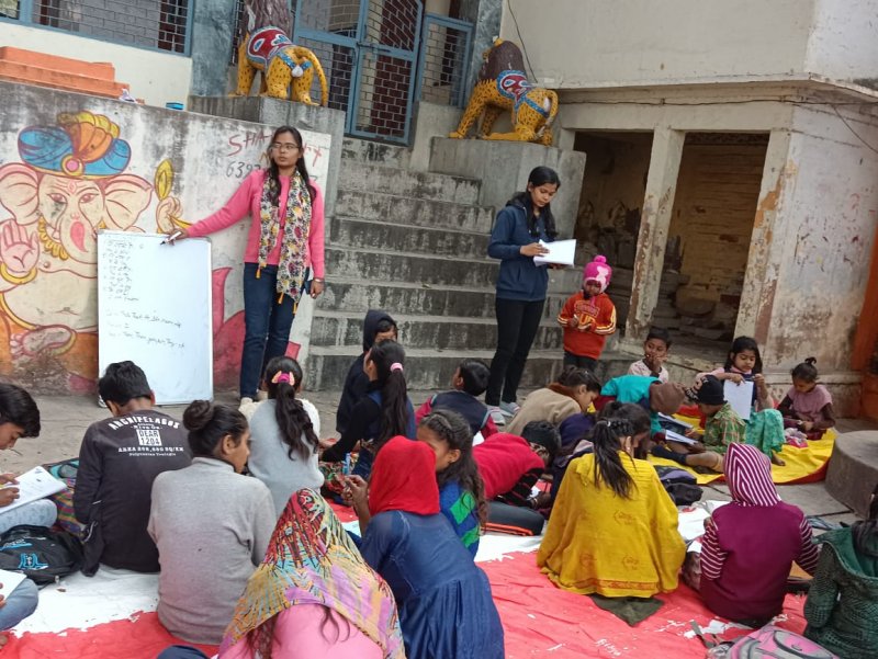 Mirzapur News: दो सहेलियों ने उठाया बेसहारा बच्चों की पढ़ाई का जिम्मा, गंगा किनारे बना दी पाठशाला, पीएम मोदी कर चुके हैं
