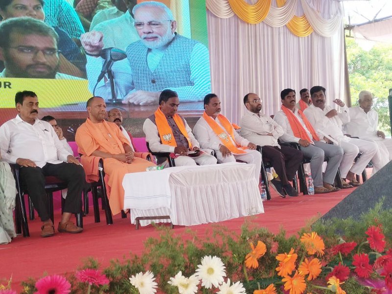PM Modi Mann Ki Baat: सीएम योगी ने कर्नाटक में रैली से पहले सुना पीएम मोदी के मन की बात का 100वां एपिसोड