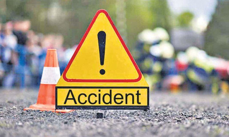 Jhansi News: ट्रक की टक्कर से पलटी कार, एक की मौत, कई घायल
