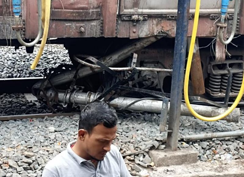 Jhansi News: झांसी में रेलकर्मियों की सतर्कता से टला बड़ा हादसा, पलट सकती थी मालगाड़ी