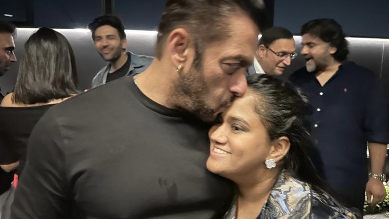 Bollywood Superstar Salman Khans Sister Arpita Khans Diamond Earrings Stolen From House Police
