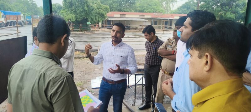 Kanpur News: निकाय चुनाव की तैयारियों का जायजा लेने पहुंचे अन्य अधिकारियों के साथ डीएम
