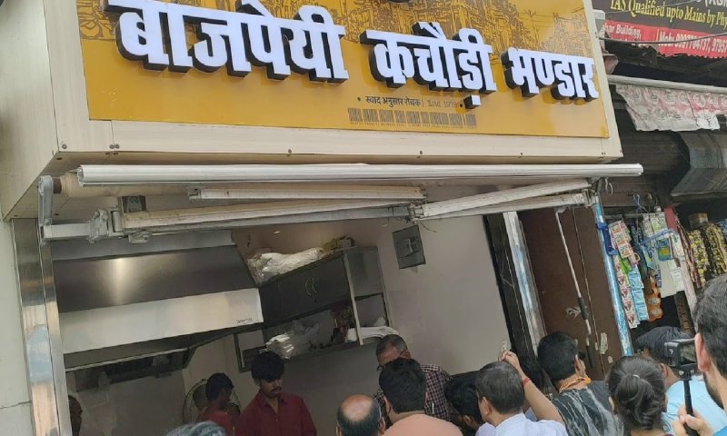 Lucknow Bajpai Kachori Bhandar: लखनऊ में फेमस है कचौड़ी की यह दुकान, जहां लाइन में लगकर लेनी पड़ती है कचौड़ी