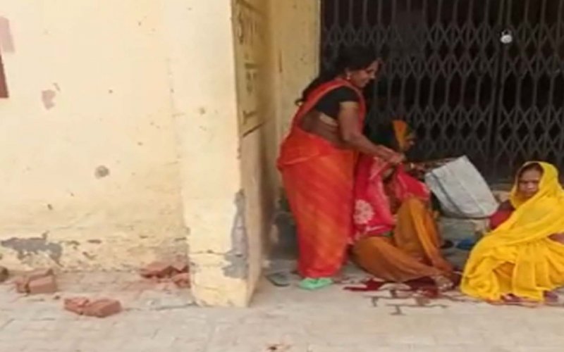Mirzapur News: मिर्जापुर लोहंदी कला न्यू प्राथमिक स्वास्थ्य केंद्र के गेट पर महिला ने दिया बच्चे को जन्म, वीडियो वायरल