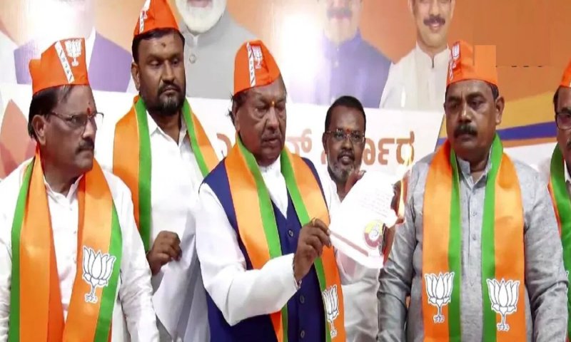 Karnataka Election 2023: बजरंग दल पर बैन को लेकर गरमाई राजनीति, बीजेपी नेता ईश्वरप्पा ने जलाया कांग्रेस का घोषणा पत्र