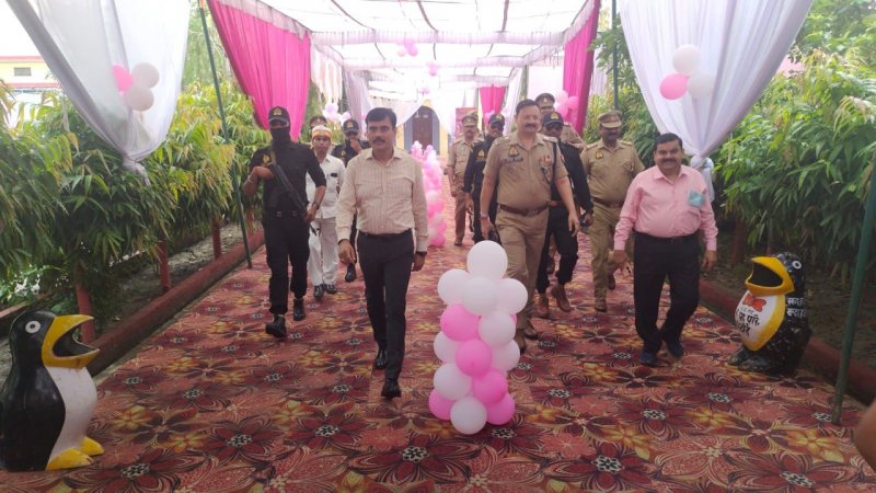 Up Nikay Chunav Voting 2023: पिंक बूथ पर महिलाएं शान से कर रहीं मतदान, सब है गुलाबी, लेडीज के हाथ में है कमान