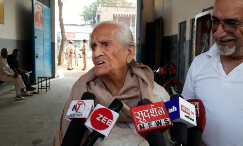 UP Nikay Chunav Voting 2023: जज्बे को सलाम! 90 साल की उम्र में वृद्धा पहुंचीं वोट देने
