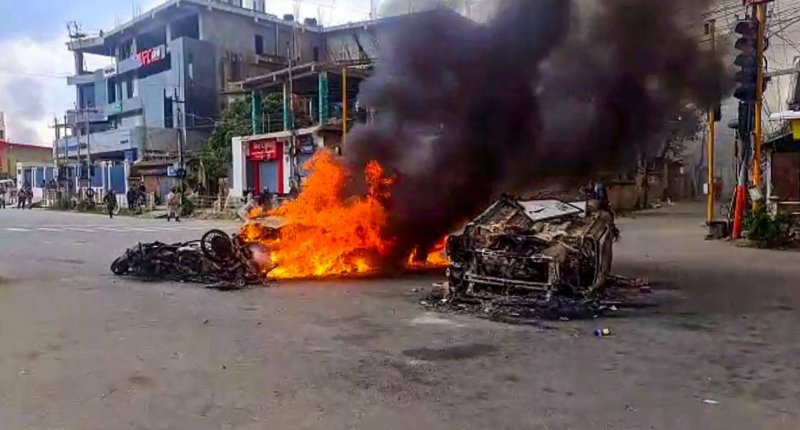 Manipur Violence Update: मणिपुर हिंसा पर सरकार सख्त, दंगाईयों को देखते ही गोली मारने के आदेश, 8 जिलों में कर्फ्यू