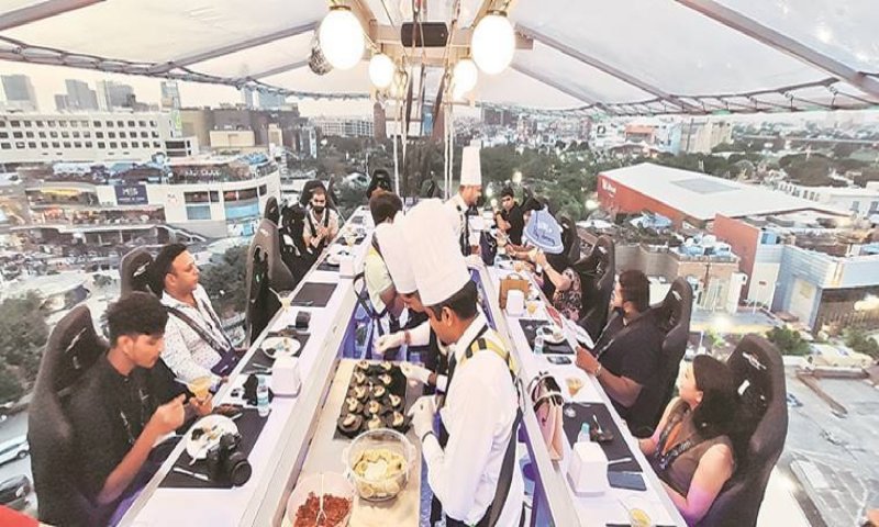 Flying Restaurant IN Noida: नोएडा में बना है Flying Restaurant, जहां हवा में बैठकर खाना खाने का ले सकते हैं अनुभव