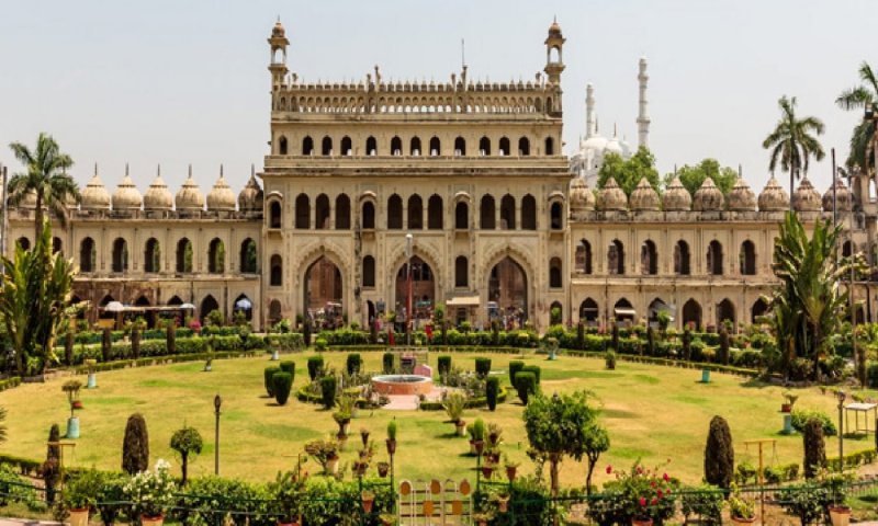 Lucknow Bara Imambara: बेहद ही खास है लखनऊ का बड़ा इमामबाड़ा, आखिर क्यों कर लेता है लोगों को आकर्षित