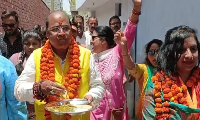 Kanpur News: नेताजी की चुनाव थाली! प्रचार के दौरान चलते-फिरते भोजन करते दिखे भाजपा विधायक सुरेन्द्र मैथानी