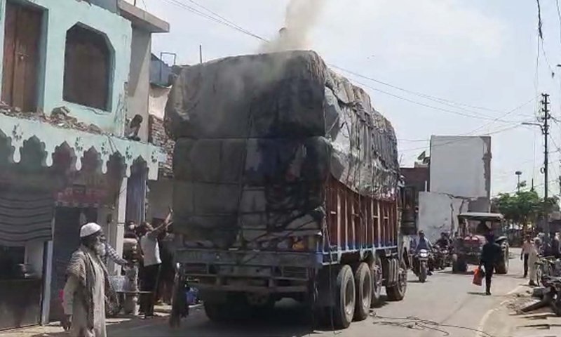 Lakhimpur Kheri News: ओवरलोड ट्रक में लदे माल से टकराया बिजली का तार, लगी आग
