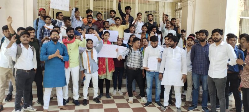 Prayagraj News: इलाहाबाद विश्वविद्यालय के छात्रों ने घेरा कुलपति कार्यालय, जानिए क्या थी वजह