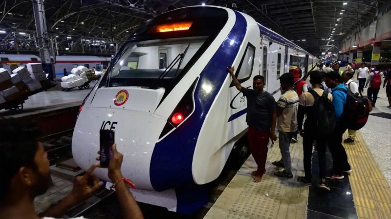 Vande Bharat Express: यूपी वालों को जल्द मिलेगी दूसरी वंदे भारत ट्रेन, लखनऊ से गोरखपुर की दूरी महज 4 घंटे में होगी तय