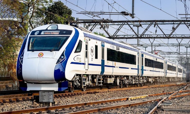 Vande Bharat Express Train: सिर्फ 4 घंटे में पहुंचे गोरखपुर से लखनऊ, जाने वंदे भारत ट्रेन की खासियत