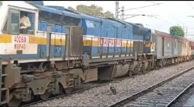 Hardoi News: 10 जोड़ी ट्रेनें हुईं निरस्त, एक का बदला मार्ग, तीन ट्रेनें घंटों की देरी से पहुंचेंगी हरदोई