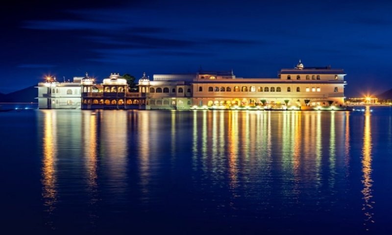 Udaipur Famous Taj Lake Palace: उदयपुर में स्थित बेहद ही शानदार है यह ताज लेक पैलेस, दिवाना कर देगी खूबसूरती