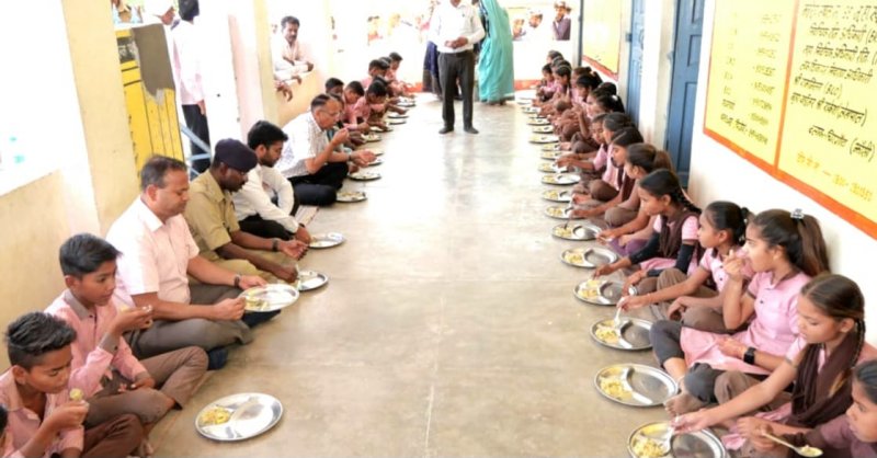 Jhansi News: डीएम अंकल को देख मुस्कुरा उठे बच्चे, छात्रों के साथ जमीन पर बैठकर चखा तहरी का स्वाद