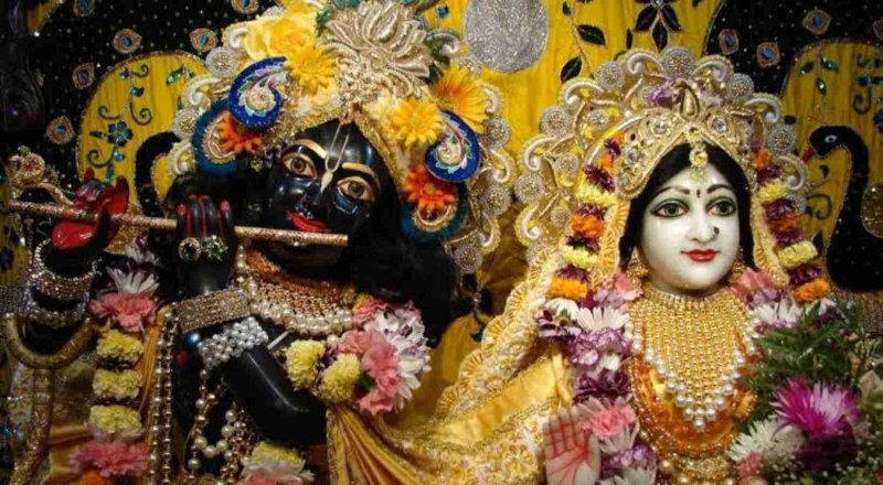 Sri Radha Rani Ji: राधा रानी जी और फूल सखी