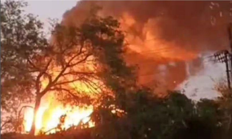 Bareilly Fire Update: फोम फैक्ट्री में धमाके के साथ आग में 4 मजदूरों की जिंदा जलकर मौत, राहत बचाव कार्य जारी