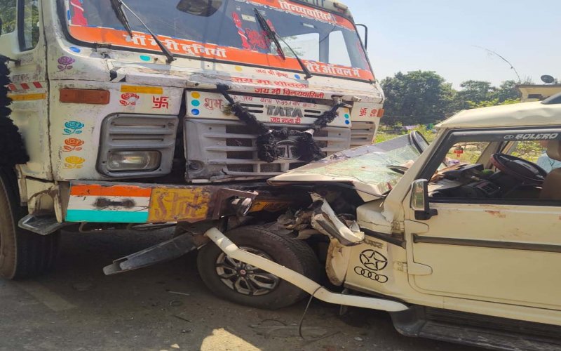 Sant Kabir Nagar News: अनियंत्रित बोलेरो सड़क किनारे खड़े ट्रक से टकराई, आठ घायल