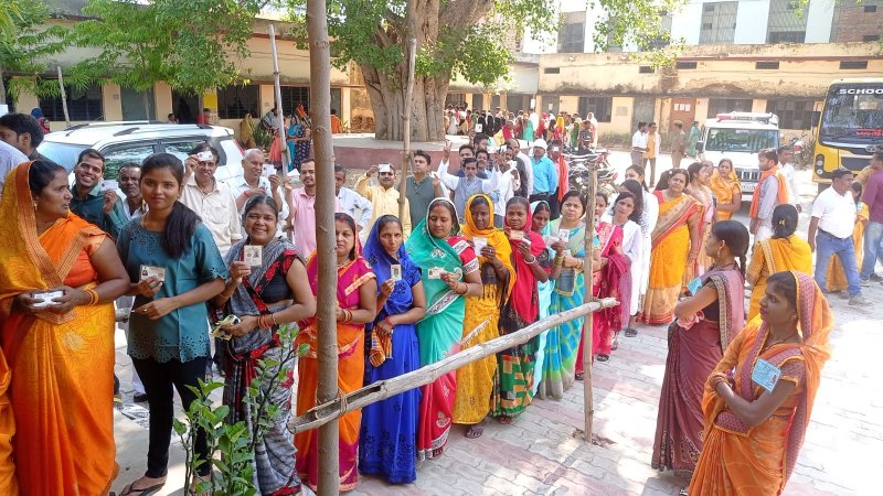 Sonbhadra News: कड़ी सुरक्षा में 51.38 प्रतिशत डाले वोट, तेज धूप के बावजूद नहीं डिगा मतदाताओं का हौसला