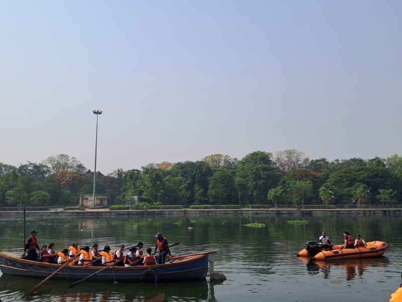 Lucknow News: नेवल एनसीसी कैडेटों ने चलाया बोट पुलिंग एवं पुनीत सागर अभियान, साफ होगी अपनी गोमती